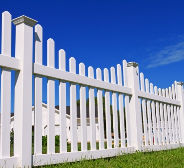 white-vinyl-picket-security-fence-with-white-houses-and-blue-clear-sky-view-in-denver-co